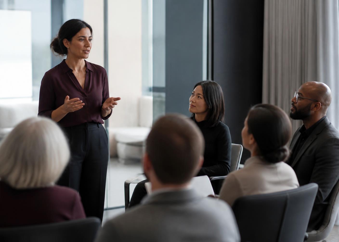 Workshop de liderança com equipe reunida em ambiente corporativo